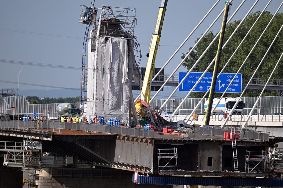 Die Unfallstelle auf dem alten Teil der noch bestehenden Leverkusener Rheinbrücke bleibt auch in den kommenden Wochen gesperrt.