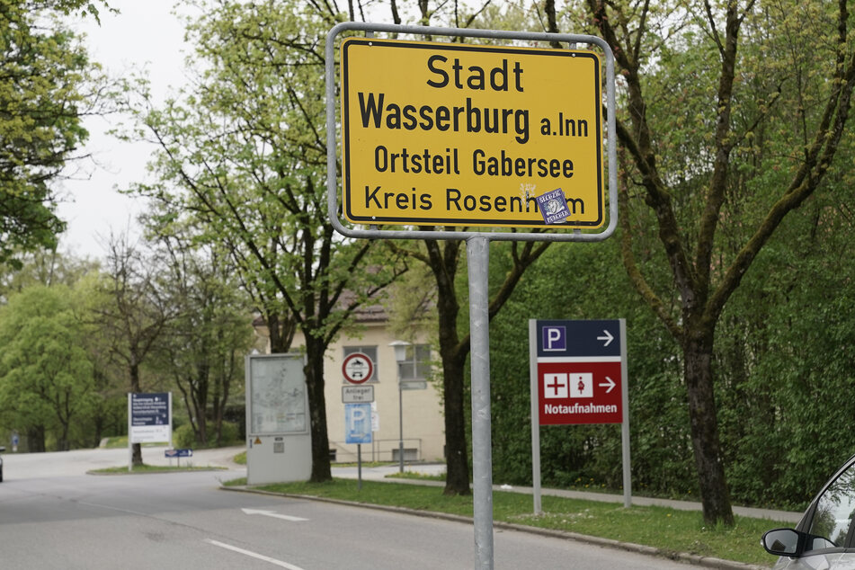 Das Opfer arbeitete in der Klinik im Ortsteil Grabensee, vom Tatverdächtigen (40) ist nur bekannt, dass er aus Norddeutschland stammt.