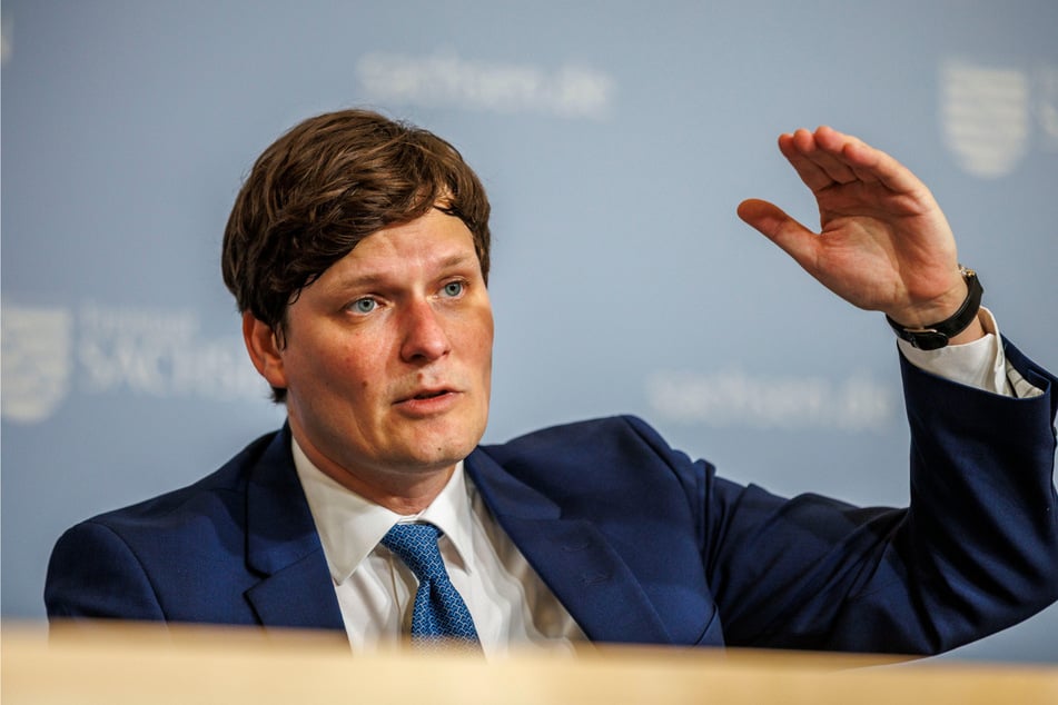 Sachsens Kultusminister Conrad Clemens (43, CDU) schaut auf die Defizite, um das Schulsystem weiter zu verbessern.