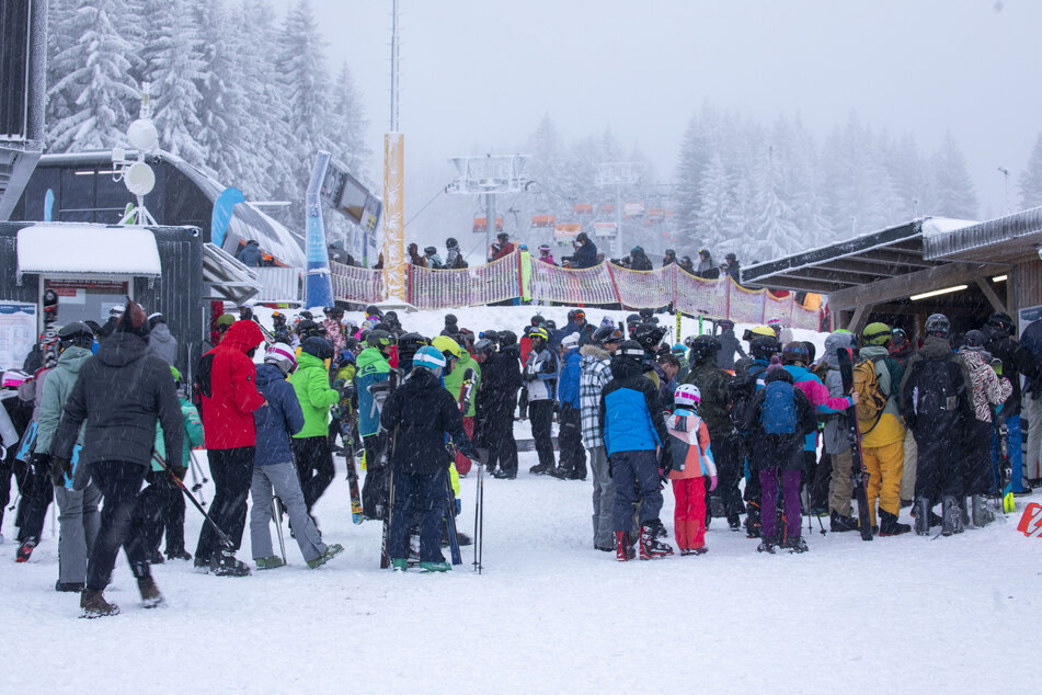 Mega-Ansturm am Keilberg in Tschechien! Viele Wintersport-Begeisterte zog es auf die Piste - an den Liften kam es teilweise zu langen Warteschlangen.