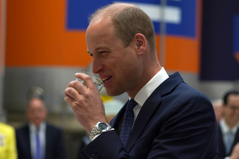 Prinz William (39) besucht die Fabrik von AG Barr, wo das Getränk Irn-Bru hergestellt wird.