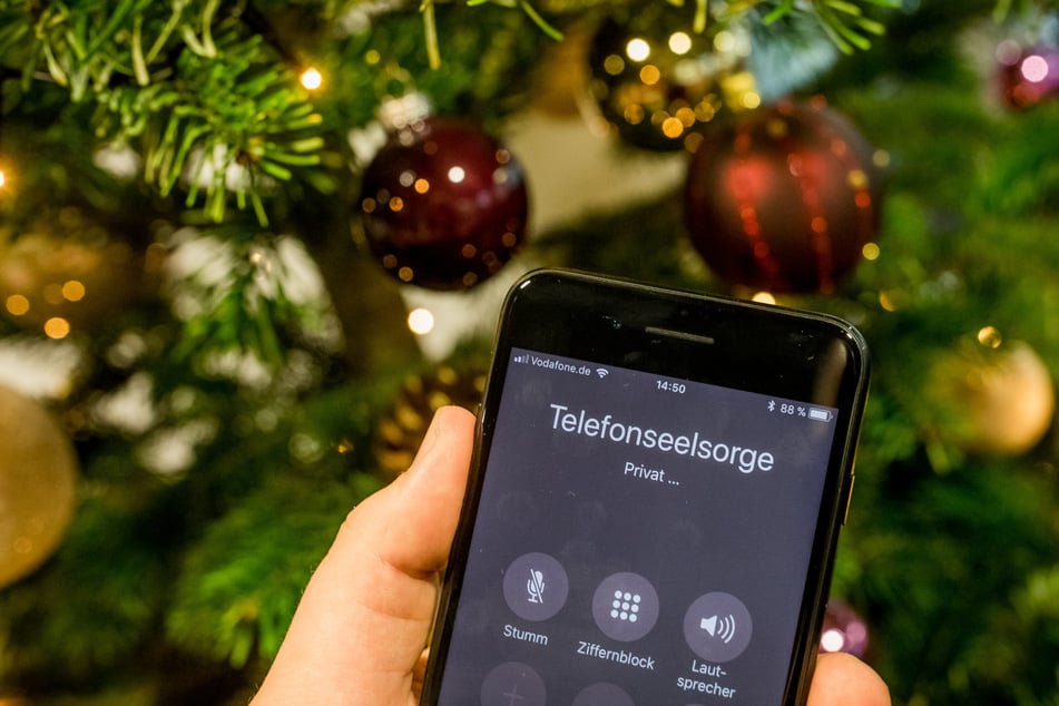 Rund um die Feiertage gehen bei der Telefonseelsorge deutlich mehr Anrufe ein, häufig wegen Einsamkeit oder seelischer Krisen. (Symbolbild)