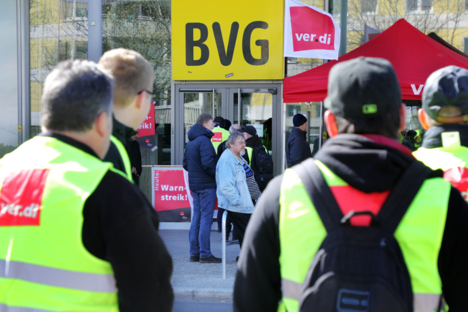 Mitarbeiter der Berliner Verkehrsbetriebe (BVG) stehen vor einer Geschäftstelle des Unternehmens im Bezirk Mitte und nehmen an einem ganztägiger Warnstreik teil. (Archivbild)