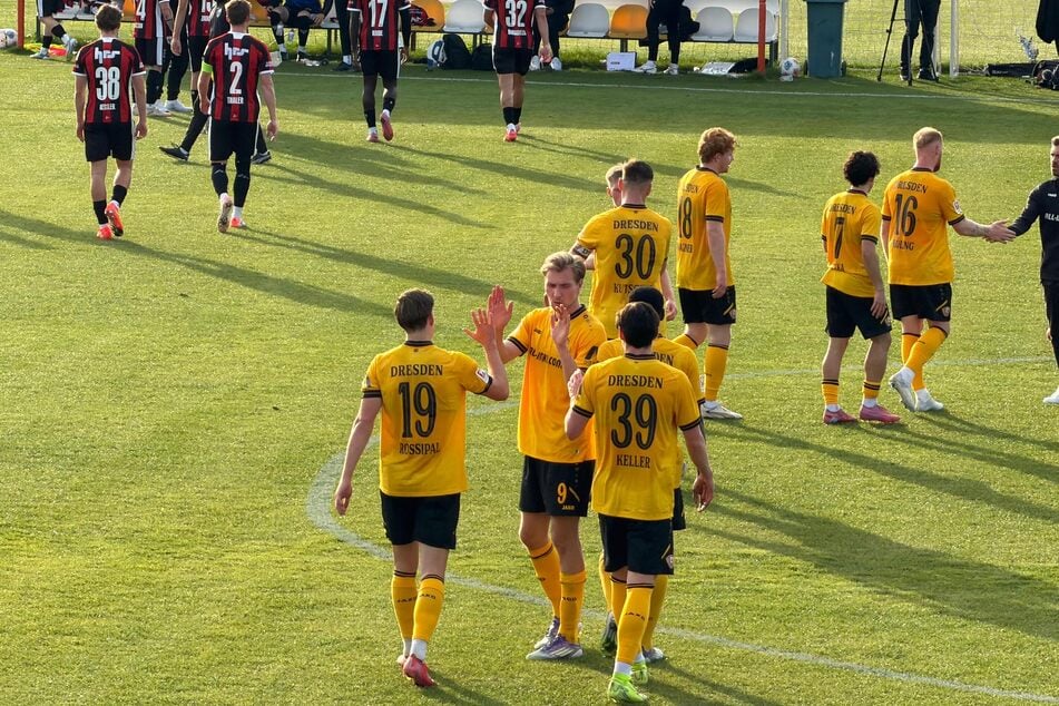 Abklatschen vor dem Gang in die Halbzeit: Dynamo führt.