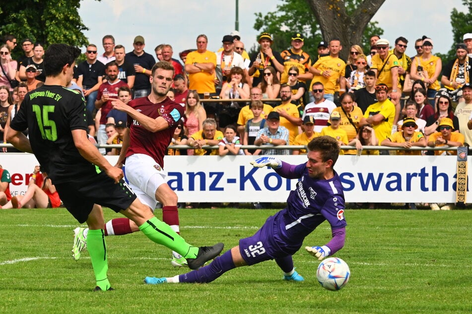 Beim Test in Königswartha erzielte Tom Zimmerschied (24, 2.v.l.) sein erstes Tor für Dynamo.