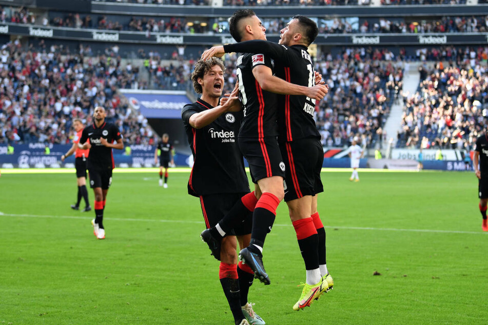 Torschütze Rafael Borré (2.v.r.) und Assistgeber Filip Kostic (r.) feiern den Ausgleich der Eintracht. Sam Lammers jubelt mit.