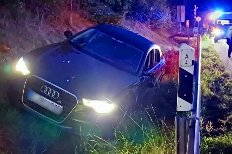 Der Audi A4 landete nach einer Verfolgungsjagd neben der Straße. Der mutmaßliche Autodieb (29) wurde vorläufig festgenommen.