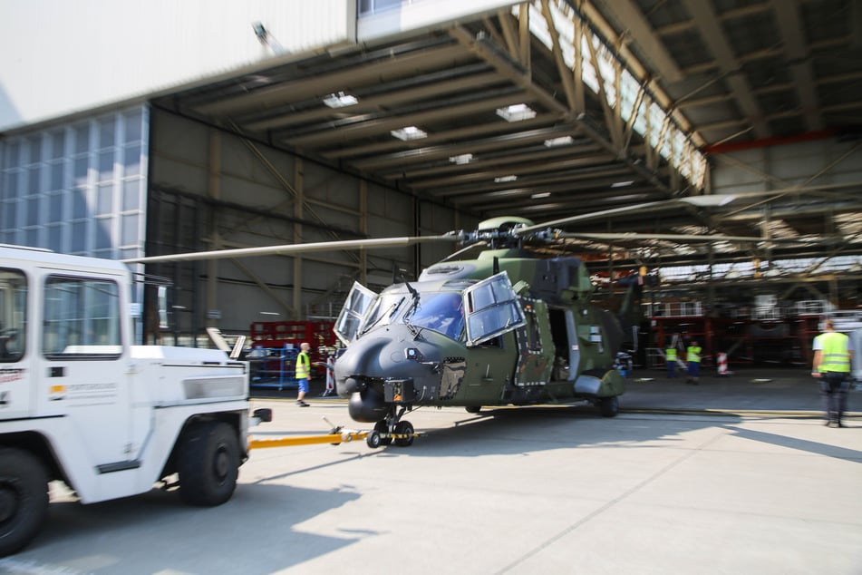 Der fertiggestellte NH90-Transporthubschrauber wird aus der Werkshalle gezogen. Er geht an die Bundeswehr zurück.