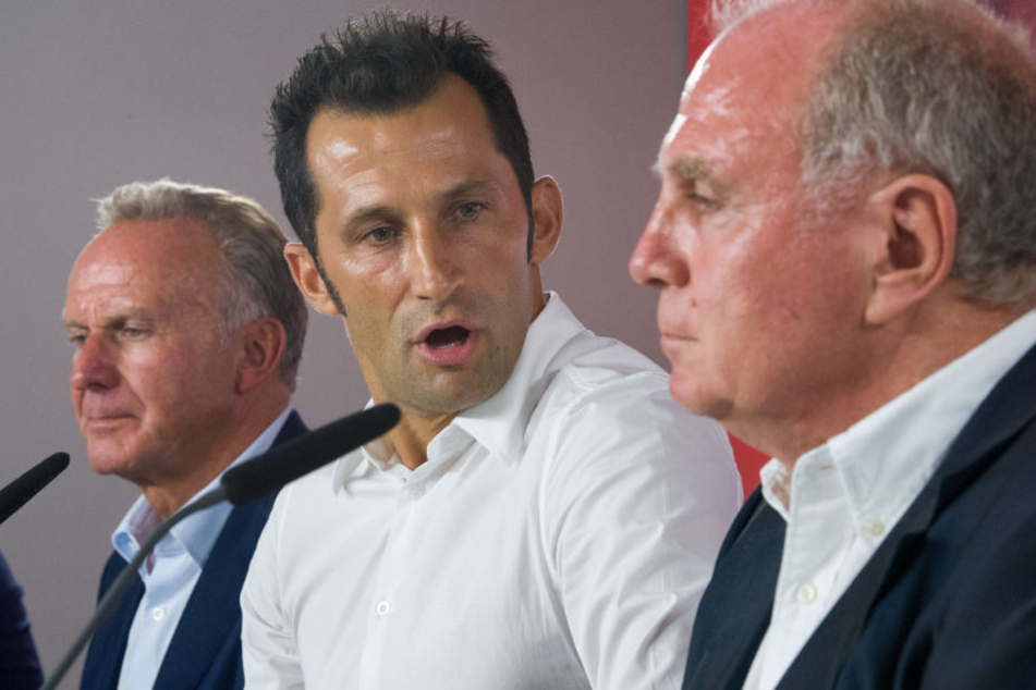 Hasan Salihamidzic (M.) fungiert beim FC Bayern München als Sportdirektor. (Archivbild)