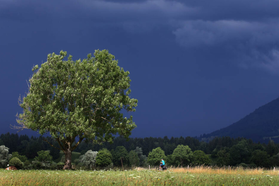 Eine Wolkenfront zieht bei Schwangau herauf. In Bayern werden zum Abend schwere Gewitter erwartet.