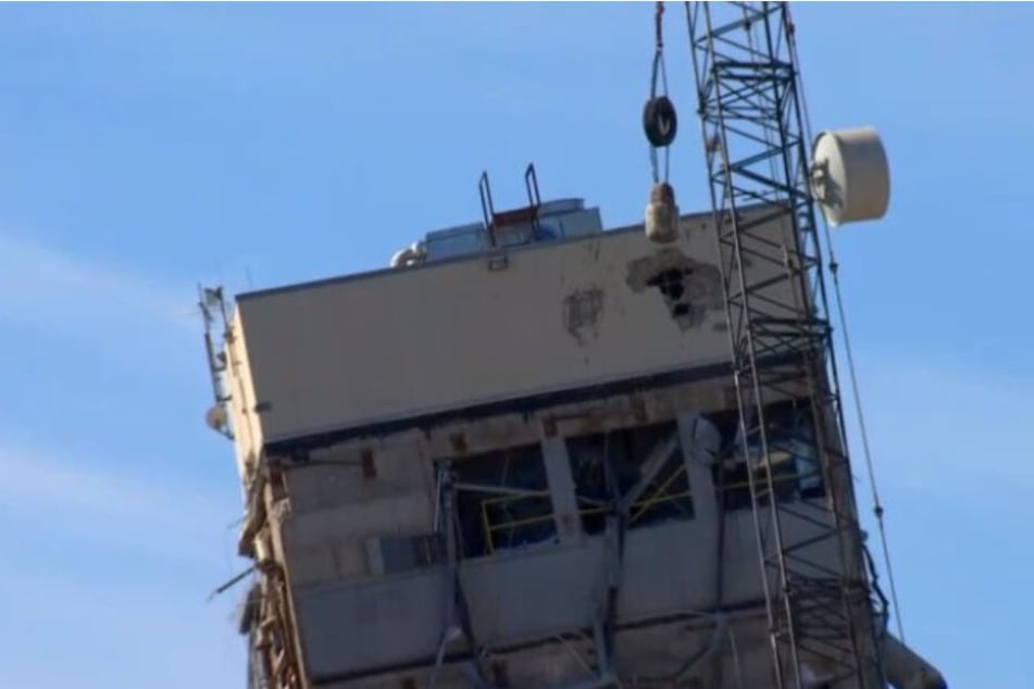Mit einer Abrissbirne versuchten Arbeiter den Turm zum Fallen zu bringen.