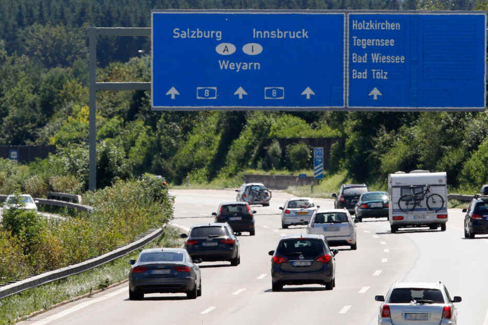 Auf der Autobahn 8 bei München ist es zu einem schweren Zwischenfall gekommen.