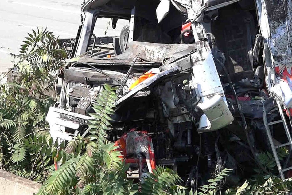 Die Fahrerkabine des Lkw wurde stark beschädigt.