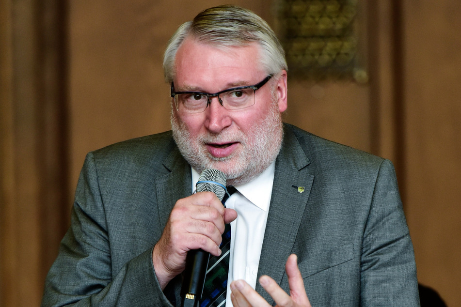 Mittelsachsen-Landrat Matthias Damm (68, CDU) ist sauer. Gesundheitsminister Karl Lauterbach (59, SPD) antwortete bis heute nicht auf seinen Sorgen-Brief bezüglich der Pflege-Impfpflicht.