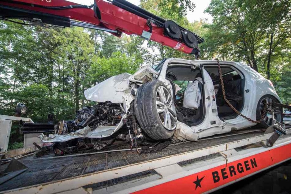 Vom einst weißen PKW Golf ist nach dem schlmmen Crash nicht mehr viel übrig.