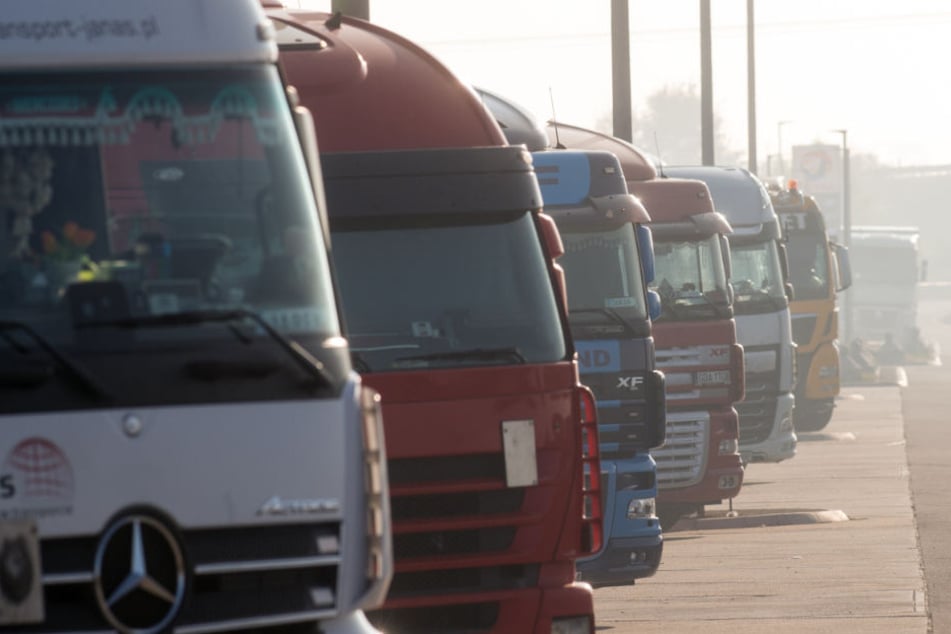 Lastwagen stehen dicht an dicht auf einem Rastplatz an der Bundesautobahn A2.