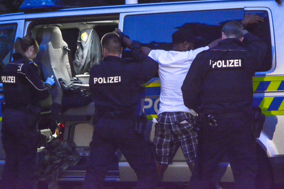 Die Polizisten nahmen einen Mann fest.