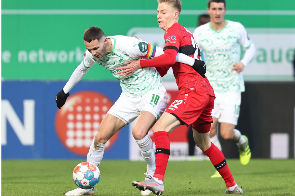 Branimir Hrgota (l.) zeigt sich brandgefährlich gegen den VfB, hier wird er von Stuttgarts Chris Führich (r.) bedrängt.