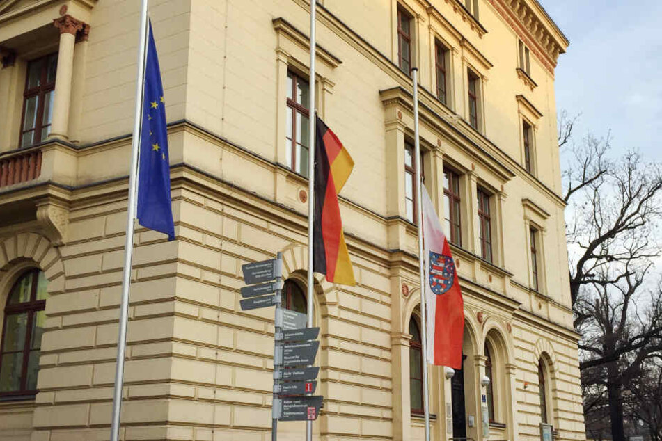 Vor dem Justizzentrum in Gera hängen die Fahnen am Montag auf Halbmast, zum Gedenken an die Opfer des Holocaust.