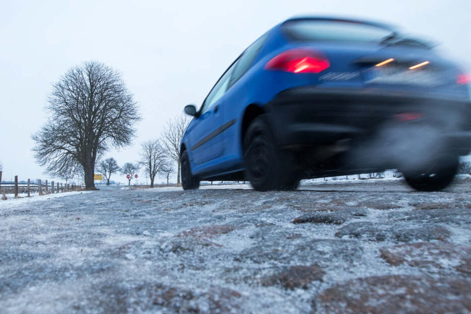 Der Deutsche Wetterdienst warnt vor glatten Straßen in Hessen (Symbolbild).
