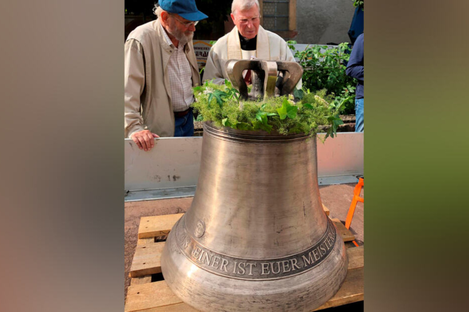 Der Vorsitzende des Heimatvereins St. Wendelinus, Wilfried Schweikart (Li.), und Pfarrer Johannes Klaka weihten im Sommer die neue Kirchenglocke ein, die die "Hitler-Glocke" ersetzte.