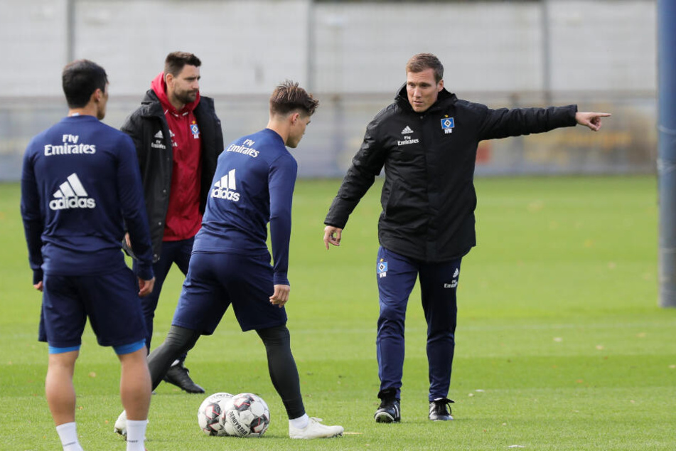Trainer Hannes Wolf gibt im Training seinen Spielern die Richtung vor.
