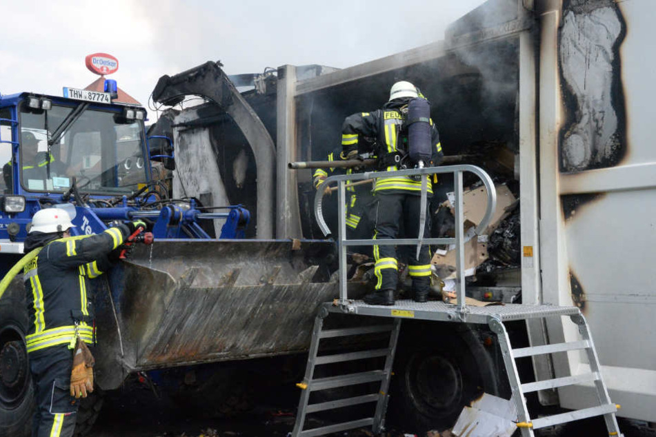 Die Feuerwehr holte das ganze Altpapier aus dem verbrannten Müllwagen.