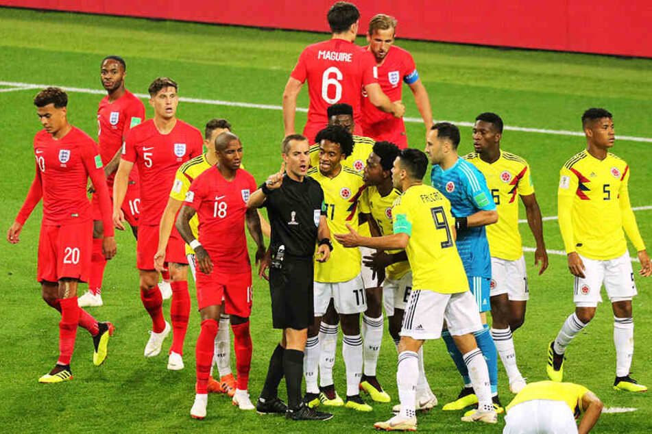 Eine typische Szene: Das Spiel war oft unterbrochen, es gab viele Rudelbildungen, was auch daran lag, dass Schiedsrichter Mark Geiger (USA) die Partie nicht unter Kontrolle hatte.
