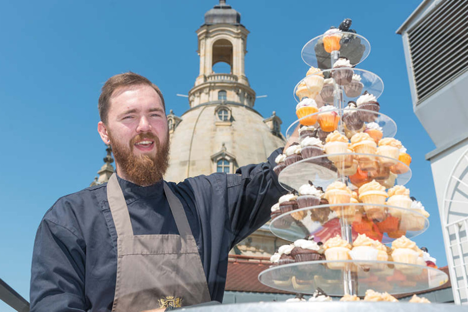 Suitess-Chefkoch Roger Alliger (27) stapelte auf der Hotelterrasse über 100
Cupcakes auf einer XXL-Etagere.