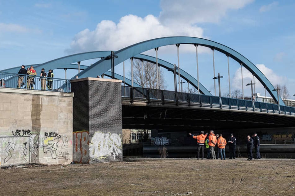 Experten begutachten den Schaden am Tatort Mörschbrücke in Berlin-Charlottenburg.