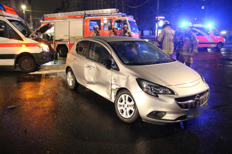 Der Opel und der Rettungswagen waren nicht mehr fahrbereit und mussten abgeschleppt werden.