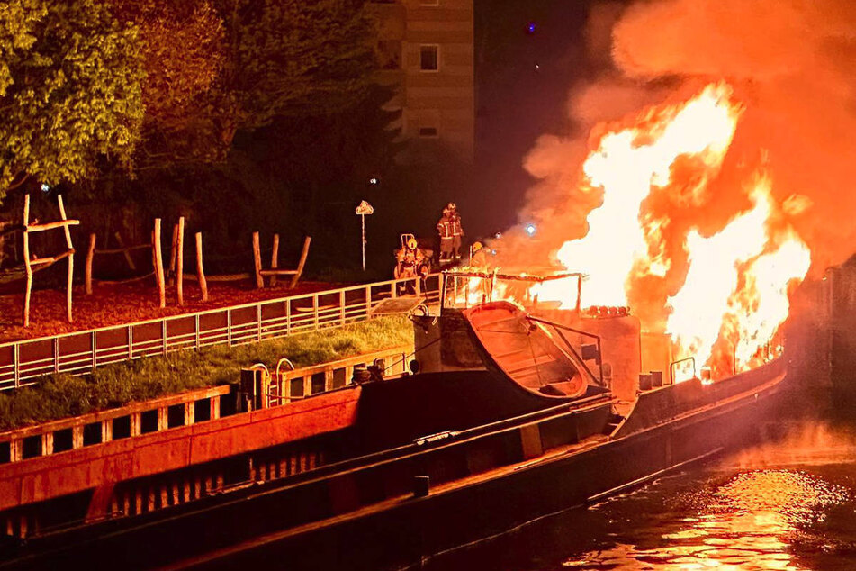 Berlin: Schiff fackelt in der Nacht auf Havelkanal in Berlin-Spandau ab