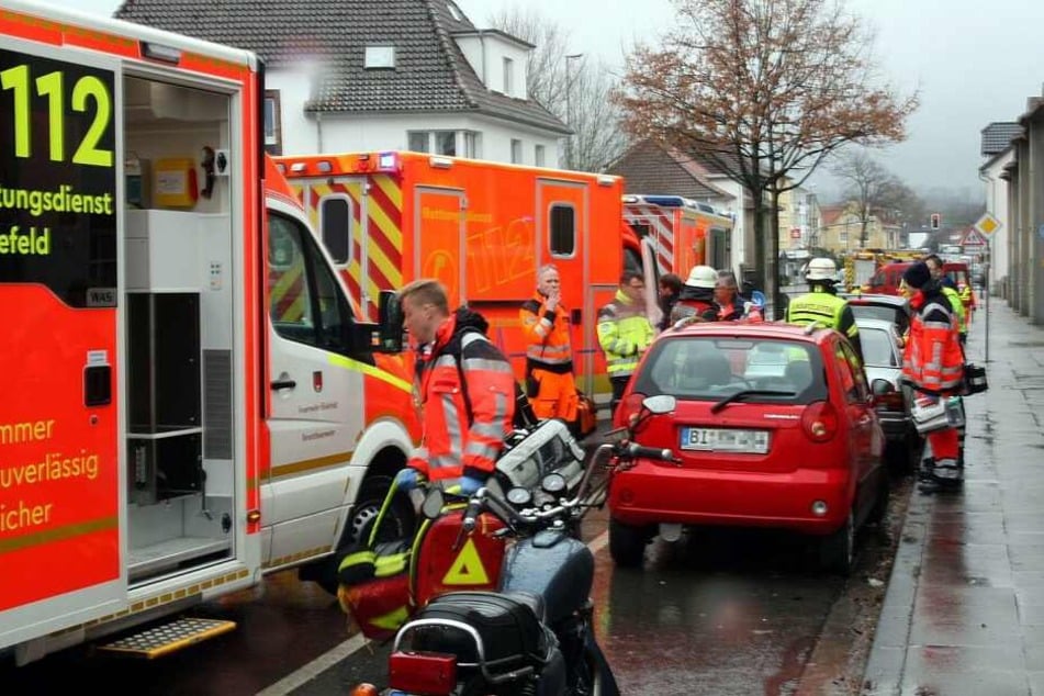 Zahlreiche Einsatzkräfte waren an der Ziegelstraße vor Ort.