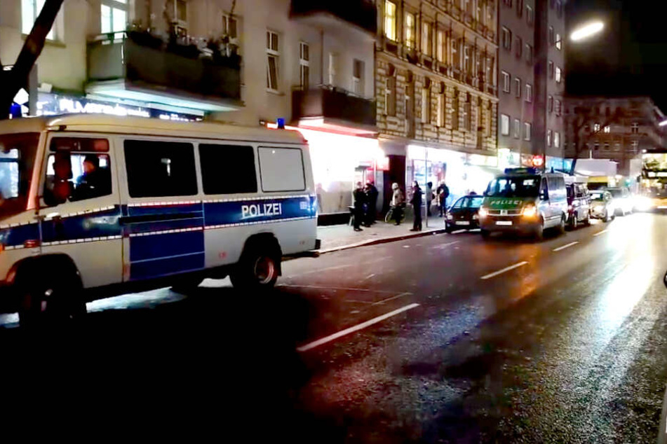 Die Berliner Polizei hat ein Video von einem großen Einsatz in Neukölln am Freitagabend veröffentlicht.