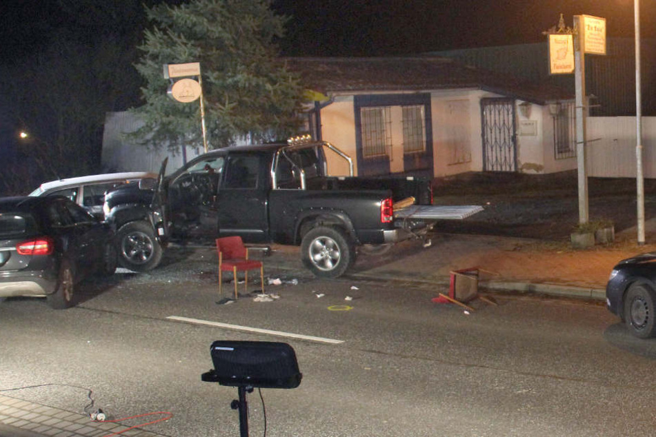 Nach dem Einsatz der Polizei stehen noch mehrere Autos auf der Straße. (Archivbilder)