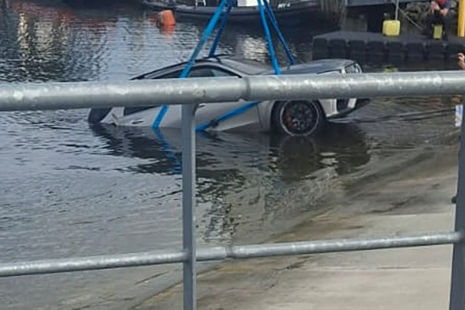 Unglück im Hafen: Mercedes soll Boot ins Wasser lassen und versenkt sich selbst