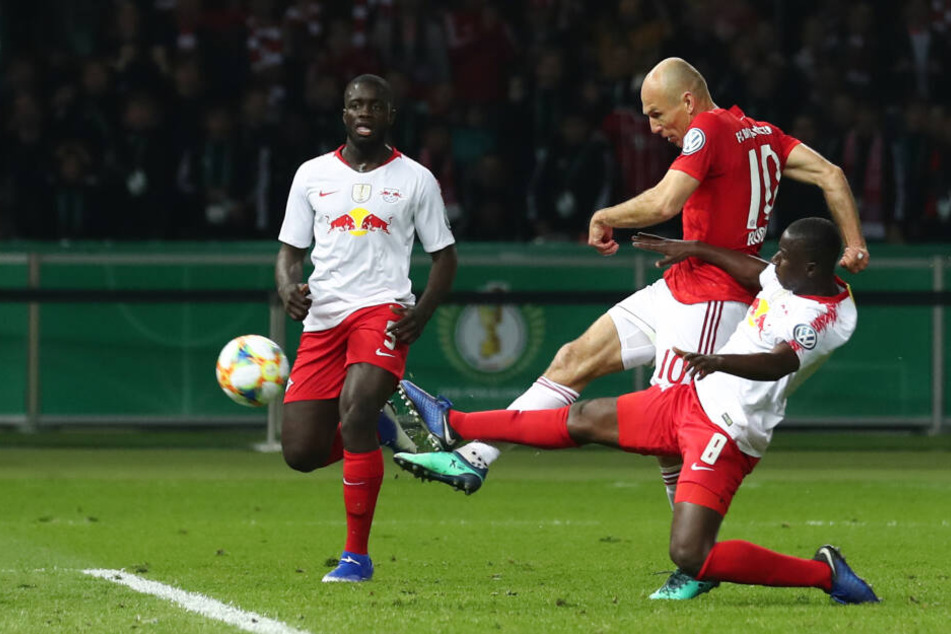 Da musste man genauer hinschauen: Arjen Robben von Bayern und Amadou Haidara (r) von Leipzig im Kampf um den Ball.