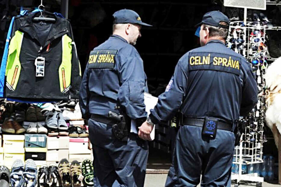 Regelnäßig kontrollieren die Zöllner die Grenzmärkte.