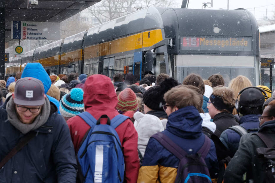 Nicht nur im Winter herrscht großes Gedränke an Bus- und Bahnhaltestellen.