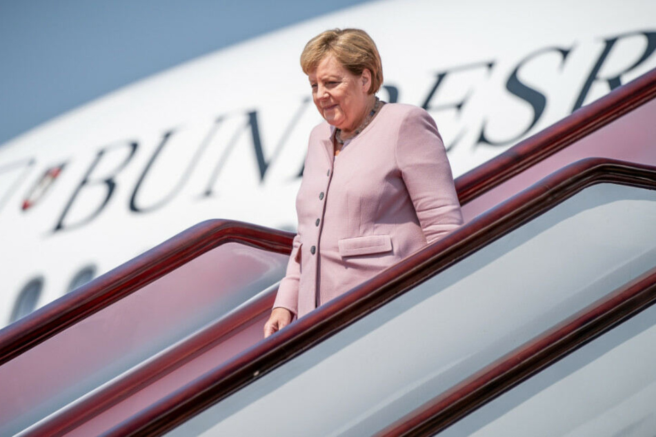 Angela Merkel steigt aus dem Regierungsflieger.