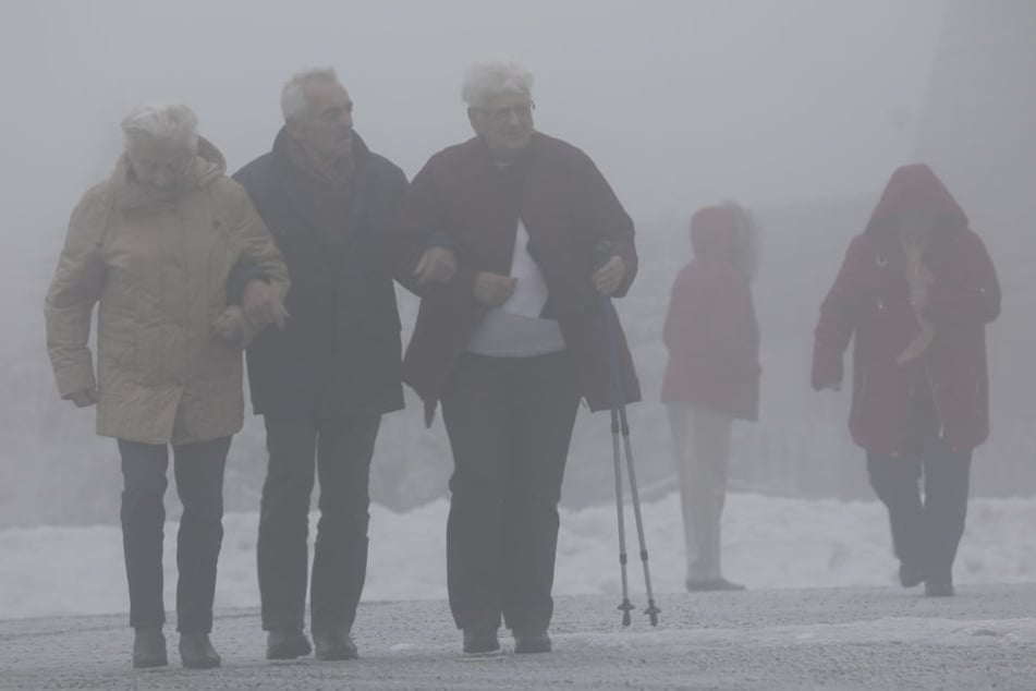 Spaziergänger mussten sich am Montag auf dem Fichtelberg warm einpacken.