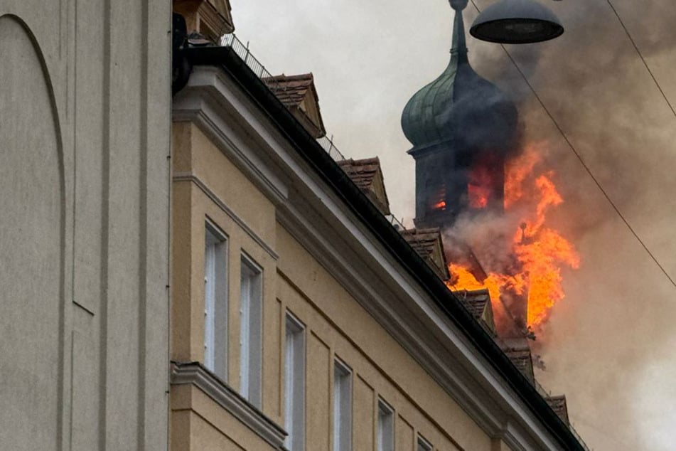 Die Feuerwehr kämpft in München gegen einen Brand.