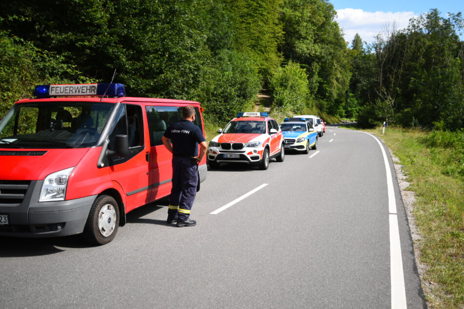 Einsatzkräfte an der Unfallstelle.