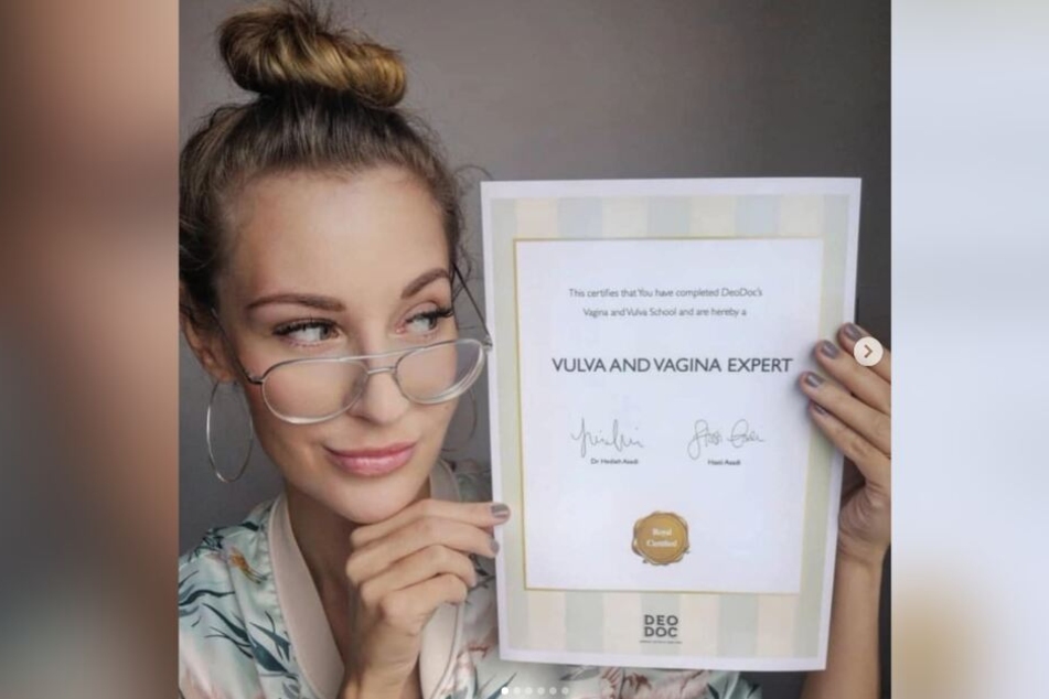 Stolz präsentiert Kimberley ihre Urkunde als "Vulva-Expertin".