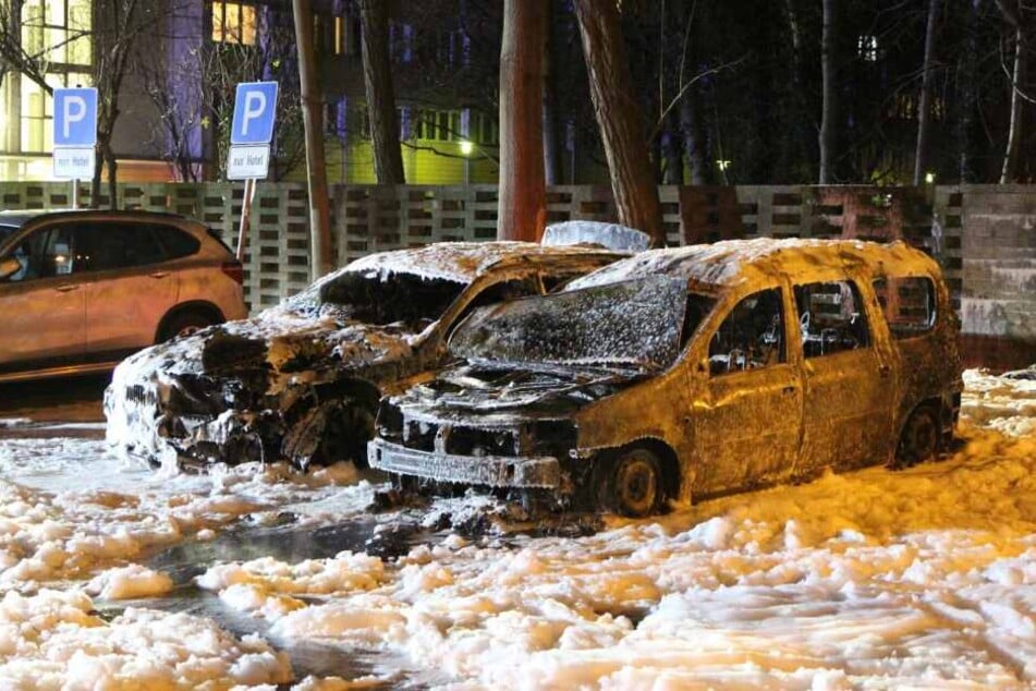 Der Dacia Logan und der 5er BMW fielen den Flammen zum Opfer.