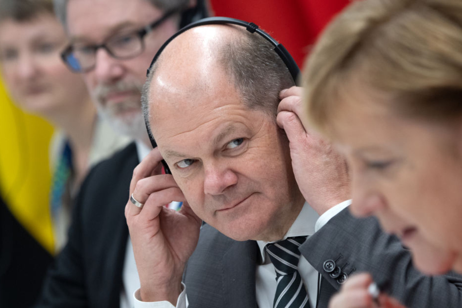 Olaf Scholz (SPD) sitzt während des G20-Gipfels in Buenos Aires neben Bundeskanzlerin Angela Merkel (CDU).