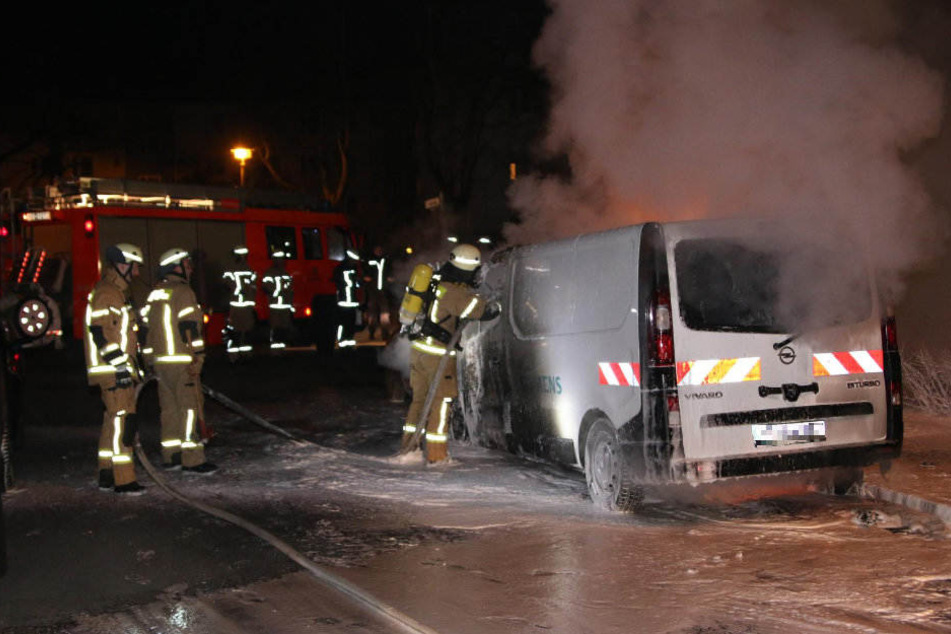 Die Feuerwehr konnte die Flammen und der Transporter wurde sichergestellt.