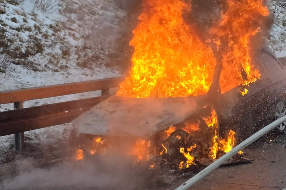 Unfall A9: Aufregung auf der A9: Mercedes-Benz steht plötzlich in Flammen