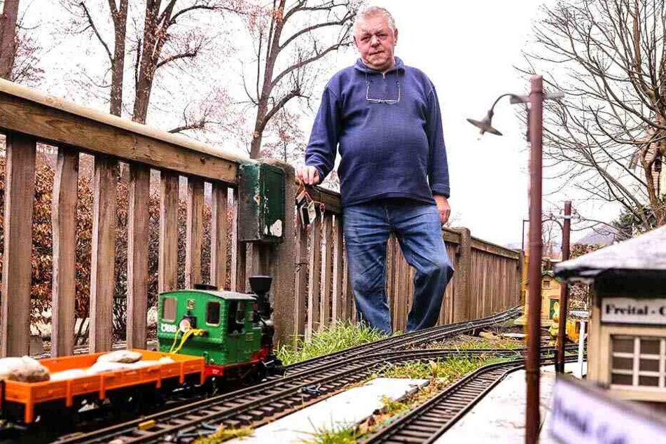 Rentner Harald Palitzsch (69) ist sauer: Unbekannte reißen immer wieder Drähte und Bedienelemente an seiner Modellbahn-Anlage ab.