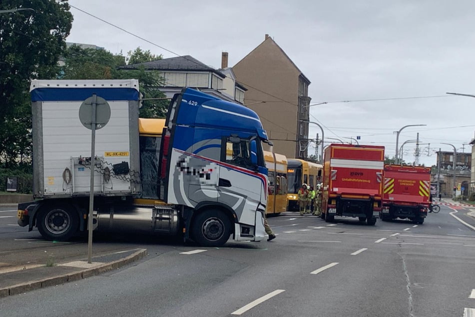 Der Lastwagen krachte mit der Straßenbahn zusammen.